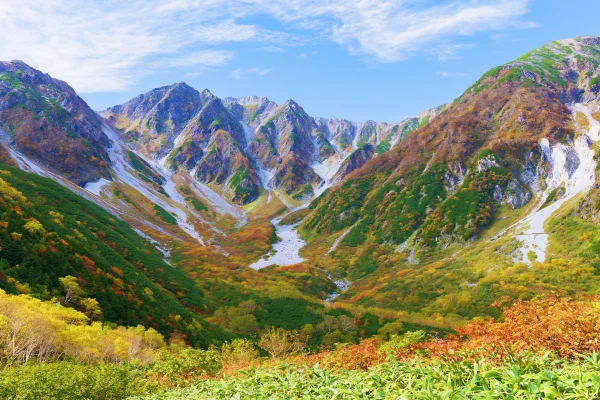 紅葉が広がる岩峰の谷の壁紙 - 自然・風景