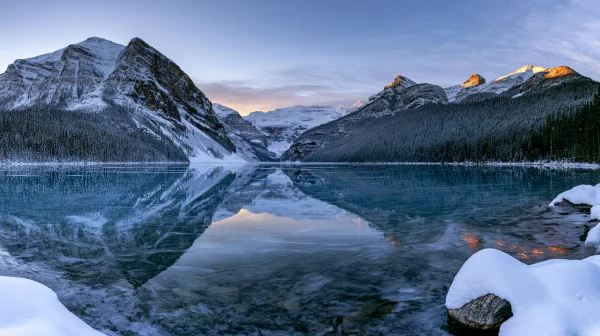 青く静まる山の湖と雪の岸の壁紙 - 海・湖・水辺 / 自然・風景