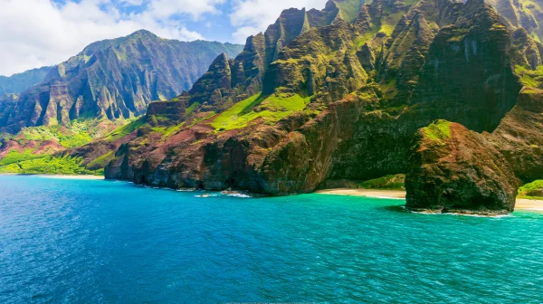 ターコイズの海に落ちる緑のヒダ状の山の壁紙 - 海・湖・水辺 / 自然・風景
