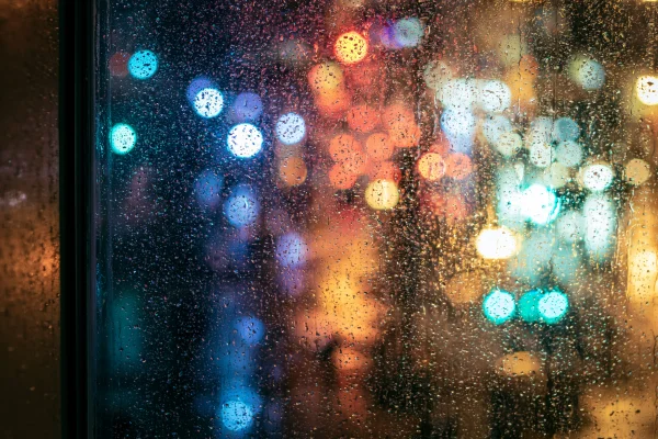 雨粒のガラスに滲む夜のボケの壁紙 - 自然・風景