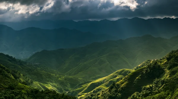 雨雲がかかる緑の山の連なりの壁紙 - 自然・風景