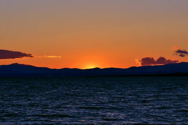 オレンジの夕焼けと暗い海の水平線の壁紙 - 海・湖・水辺 / 空・星空・夕景