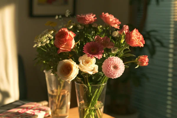 食卓を彩る花瓶の花 - 花・植物 / 暮らし・食べ物の壁紙