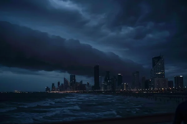 夜の海に浮かぶ街と暗い雲の壁紙 - 建築・都市 / 海・湖・水辺