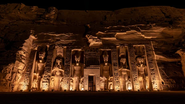 アブ・シンベル神殿、夜を照らす巨像 - オレンジ 4K - 世界遺産・遺跡の壁紙
