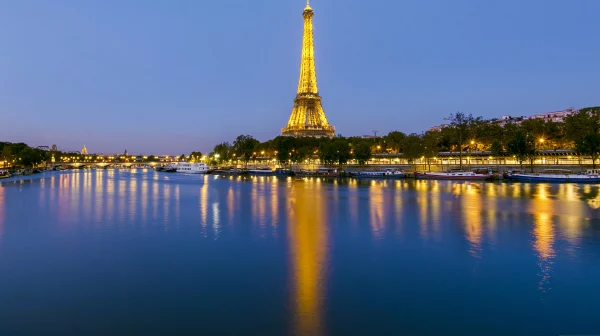 金色に灯るエッフェル塔と水面の壁紙 - 建築・都市 / 海・湖・水辺