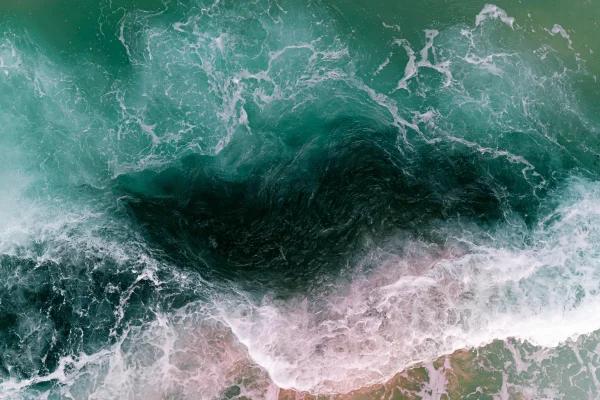 エメラルドの海に渦巻く波の空撮の壁紙 - 海・湖・水辺