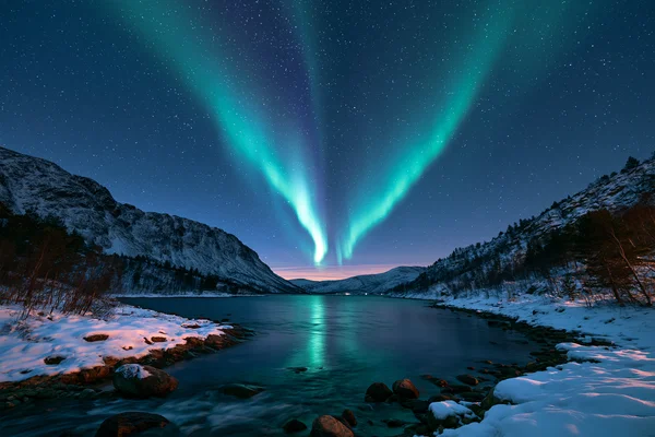 V字に舞うオーロラと静かな入江 - ターコイズ×ナイト - 空・星空・夕景 / 海・湖・水辺の壁紙