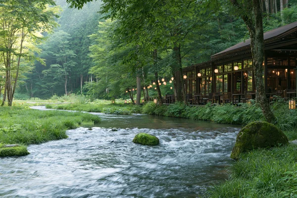 木造家屋のそばを流れる渓流 - 海・湖・水辺 / 自然・風景の壁紙