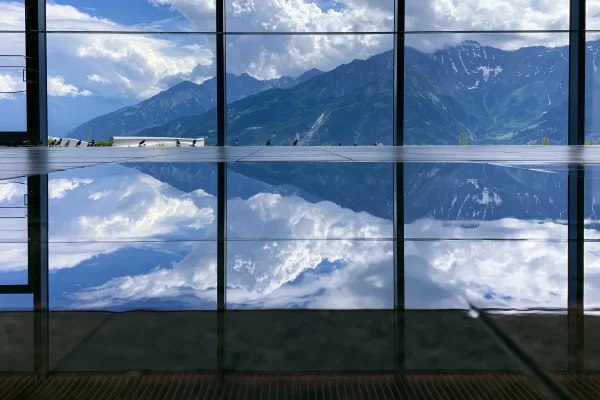 窓に映る雲と山の鏡面床の壁紙 - 自然・風景