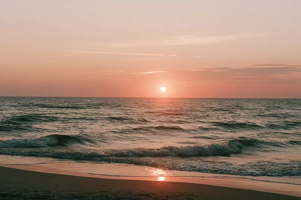 夕日が水平線に沈む穏やかな海の壁紙 - 海・湖・水辺 / 空・星空・夕景