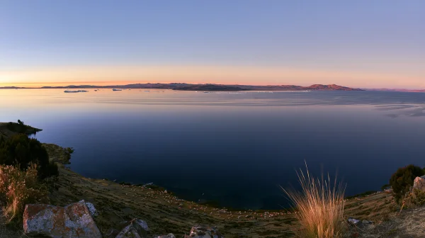 夕焼け後の紺色の湖と遠い岸の壁紙 - 海・湖・水辺 / 空・星空・夕景