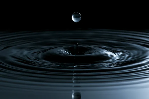 Small Droplet on Jet-Black Water - Sea, Lakes & Water wallpaper