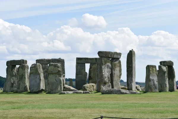 青空の下の環状列石の巨石群の壁紙 - 世界遺産・遺跡