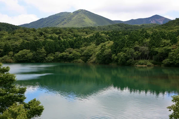 山に抱かれる緑の湖 - 海・湖・水辺 / 自然・風景の壁紙