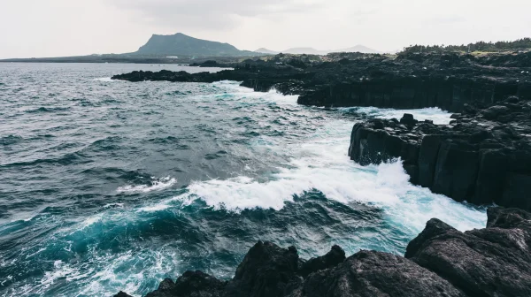 荒々しい海にせり出す黒い岩礁の壁紙 - 海・湖・水辺 / 自然・風景