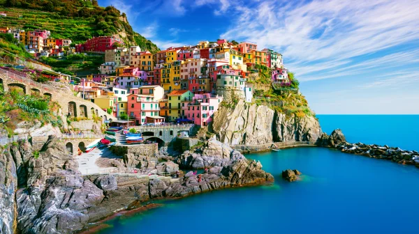 真っ青な海と色とりどりの家並みの壁紙 - 建築・都市 / 海・湖・水辺