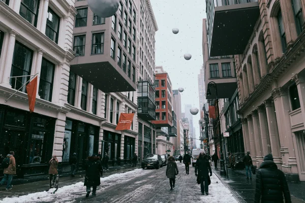 雪玉が舞う旧市街 - ファンタジー・宇宙 / 建築・都市の壁紙