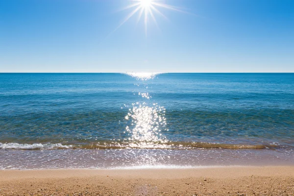 太陽の光が海面に伸びる青い水平線の壁紙 - 海・湖・水辺