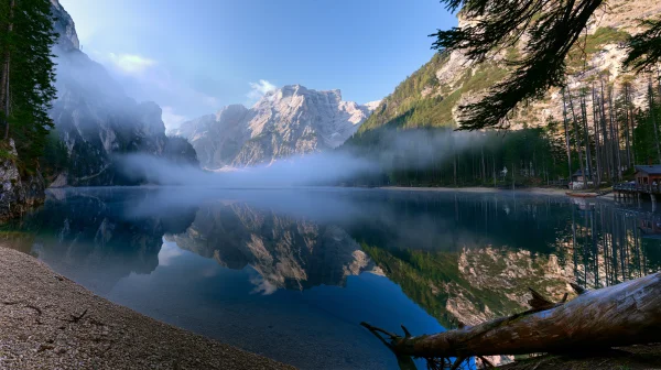 雲がかかる山と静かな湖の水鏡の壁紙 - 海・湖・水辺 / 自然・風景
