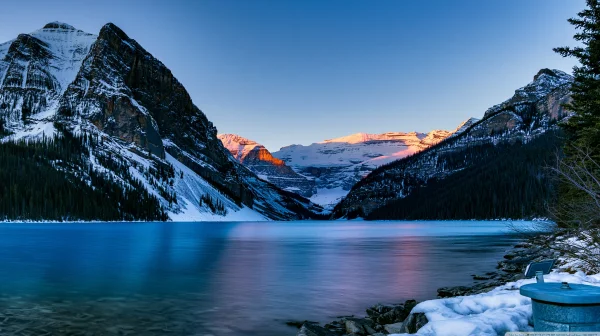 夜明けの雪の山と映る湖の壁紙 - 自然・風景 / 海・湖・水辺
