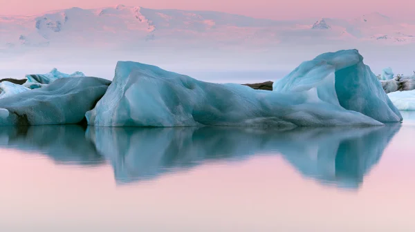 ピンクの空を映す氷河湖の青い氷塊の壁紙 - 海・湖・水辺 / 自然・風景