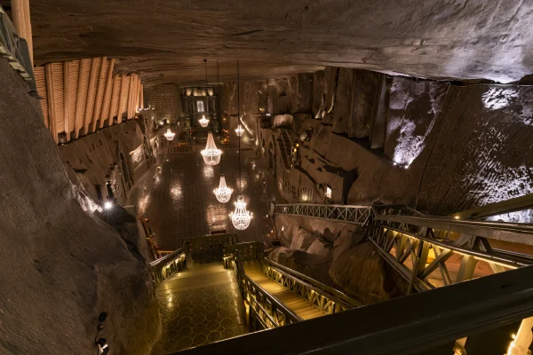 洞窟の中に光る地下の彫刻ホールの壁紙 - 自然・風景
