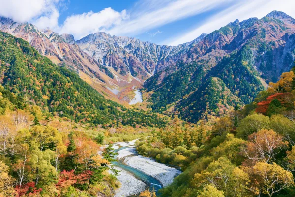 谷川と紅葉と雪の峰の展望の壁紙 - 自然・風景