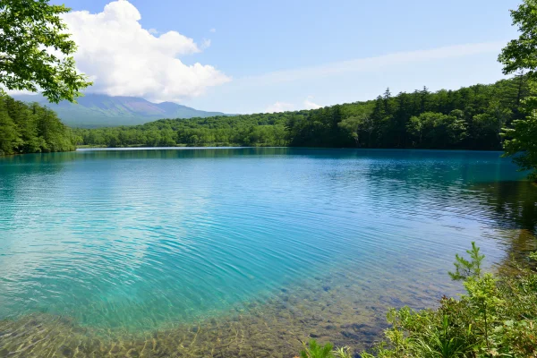 夏空の下の湖と遠い山の壁紙 - 海・湖・水辺 / 自然・風景