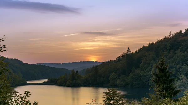 夕日が沈む湖と針葉樹の丘の壁紙 - 世界遺産・遺跡 / 自然・風景