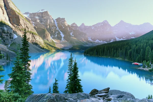 針葉樹に縁取られた青い山の湖の壁紙 - 自然・風景 / 海・湖・水辺