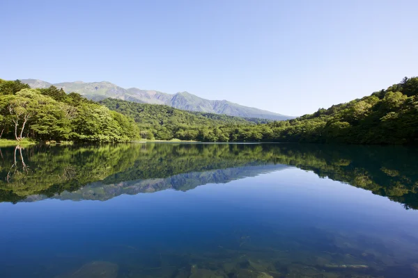 緑の山並みを映す深い青の湖の壁紙 - 海・湖・水辺 / 自然・風景