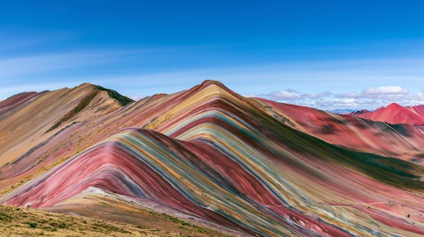 青空にそびえるカラフルな縞の山脈の壁紙 - 自然・風景
