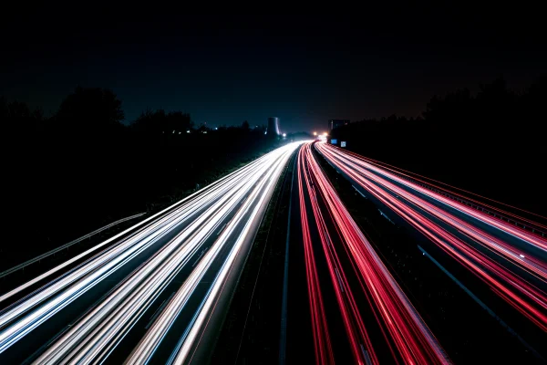 夜の道路を走る赤と白の光の軌跡の壁紙 - 自然・風景