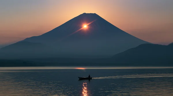 富士を望む夕凪の湖と小舟 - オレンジ フルHD - 海・湖・水辺の壁紙