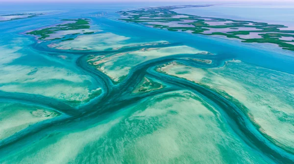 ターコイズ色の水路が広がる空撮の壁紙 - 海・湖・水辺