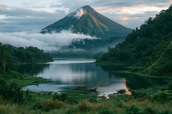 山霧に包まれる湖 - 自然・風景 / 海・湖・水辺の壁紙