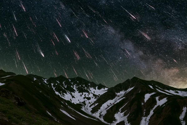 流れ星が降る雪山の夜空の壁紙 - 空・星空・夕景 / 自然・風景