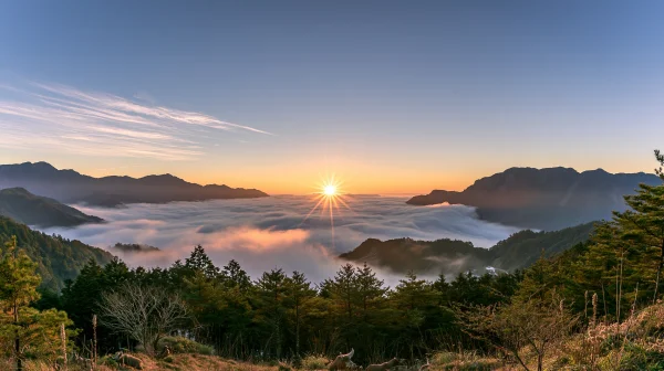雲海に浮かぶ山並みと朝日の壁紙 - 空・星空・夕景 / 海・湖・水辺