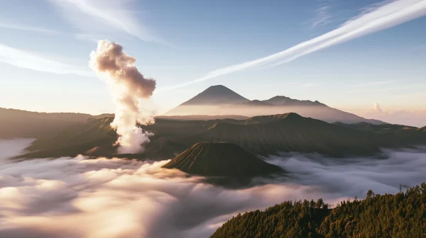 噴煙を上げる火山と朝の雲海の壁紙 - 海・湖・水辺 / 自然・風景