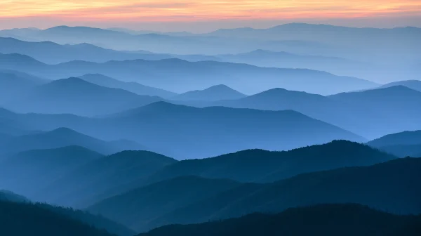 青く重なる山々の朝もやの壁紙 - 自然・風景