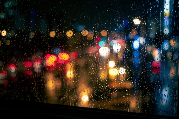 夜の窓ガラスの雨粒とカラフルな光の壁紙 - 自然・風景