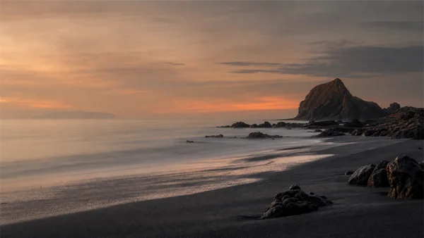 夕陽に染まる黒砂の海岸 - オレンジ フルHD - 海・湖・水辺 / 空・星空・夕景の壁紙
