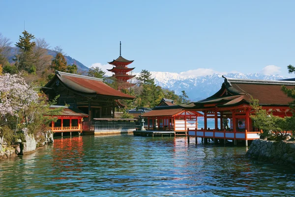 湖上の朱い鳥居 - 世界遺産・遺跡 / 海・湖・水辺の壁紙