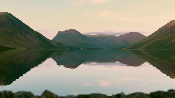 夕暮れの湖に映る緑の山の壁紙 - 海・湖・水辺 / 空・星空・夕景