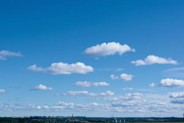 青空に浮かぶ白い雲と地平線の壁紙 - 空・星空・夕景