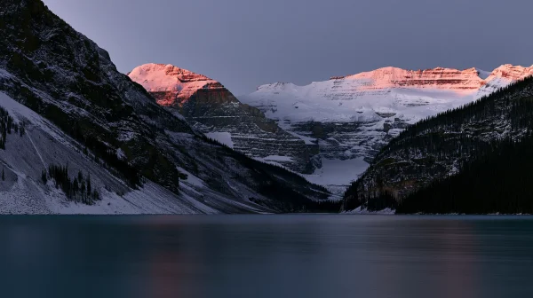 薄明の雪山と冷たい湖面の壁紙 - 自然・風景 / 海・湖・水辺