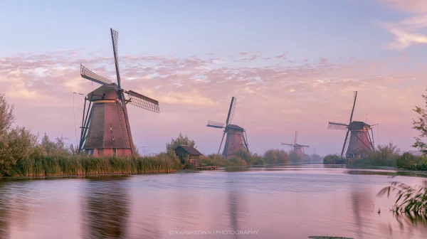 夕暮れの水辺に並ぶオランダの風車の壁紙 - 海・湖・水辺 / 空・星空・夕景