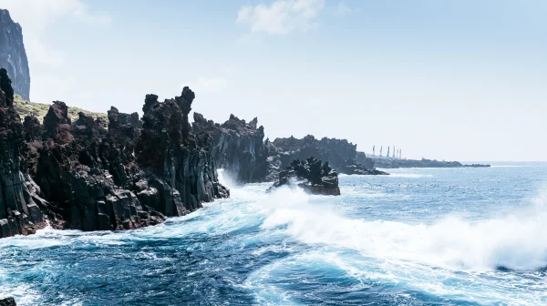 黒い溶岩の岩場に砕ける波の壁紙 - 自然・風景 / 海・湖・水辺