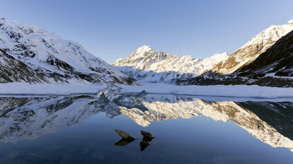 雪山と湖面に映る逆さの山並みの壁紙 - 自然・風景 / 海・湖・水辺